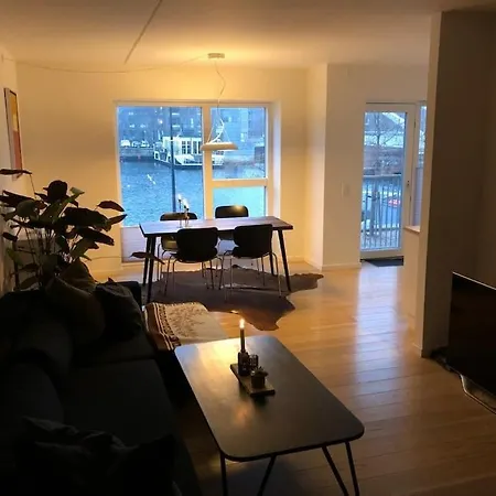 Nybyg Med Udsigt Til Kanalen